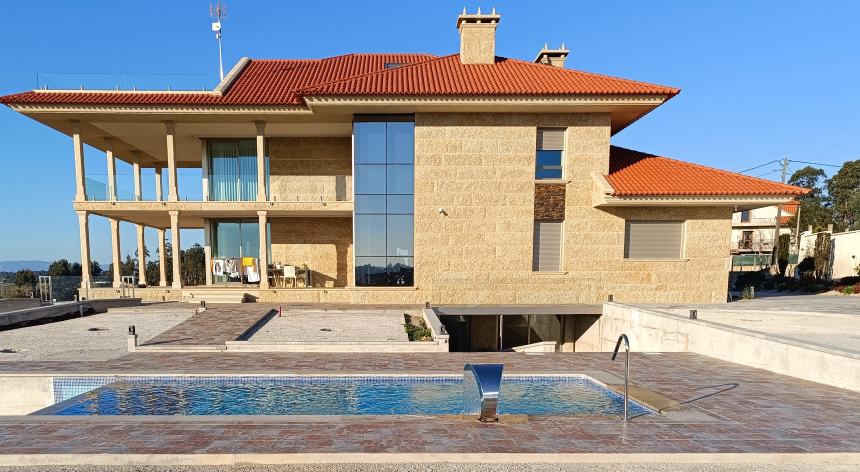 Piscina con rebosadero en Dena