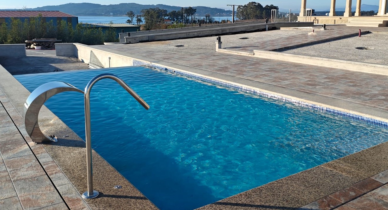 Piscina con rebosadero en Dena