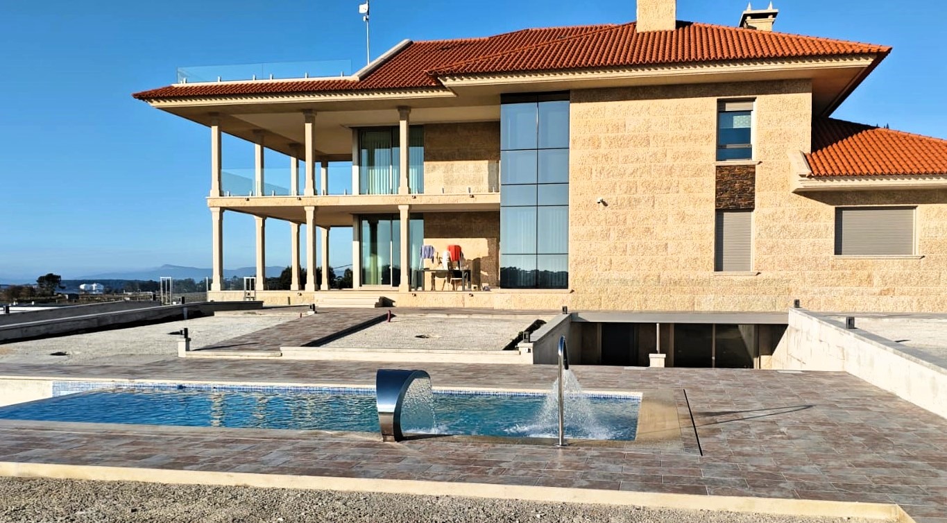 Piscina con rebosadero en Dena