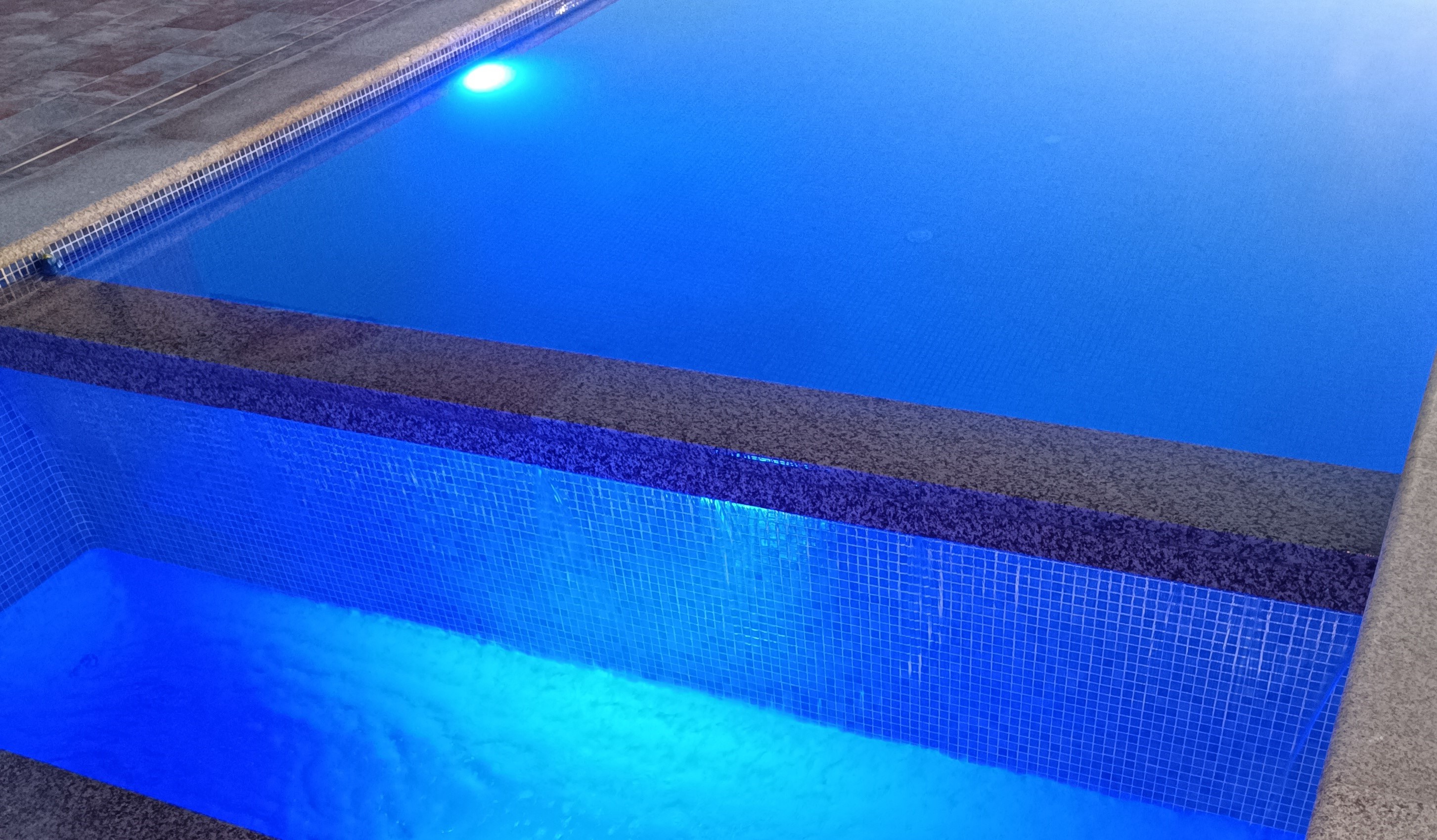 Piscina con rebosadero en Dena