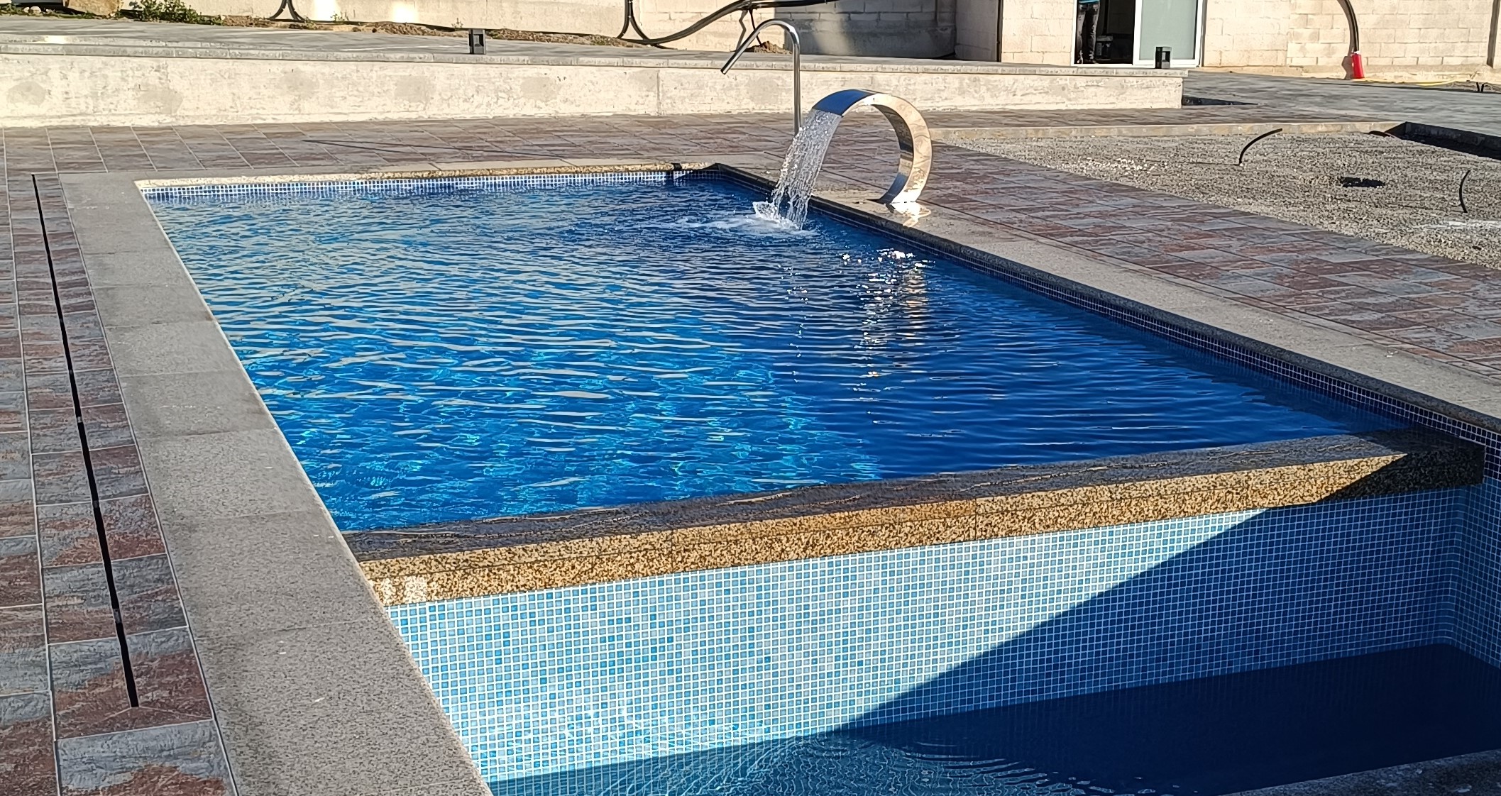 Piscina con rebosadero en Dena