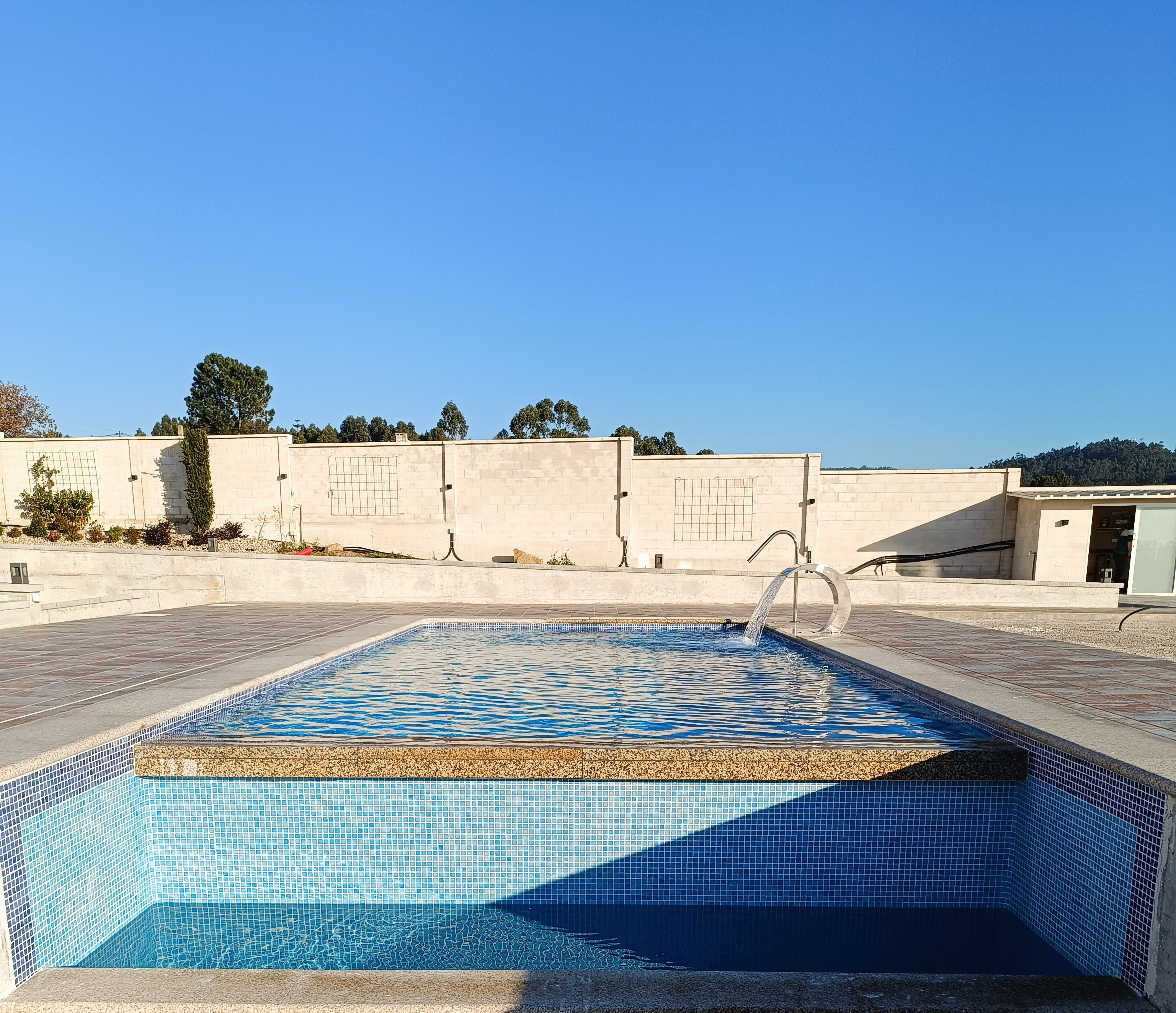 Piscina con rebosadero en Dena