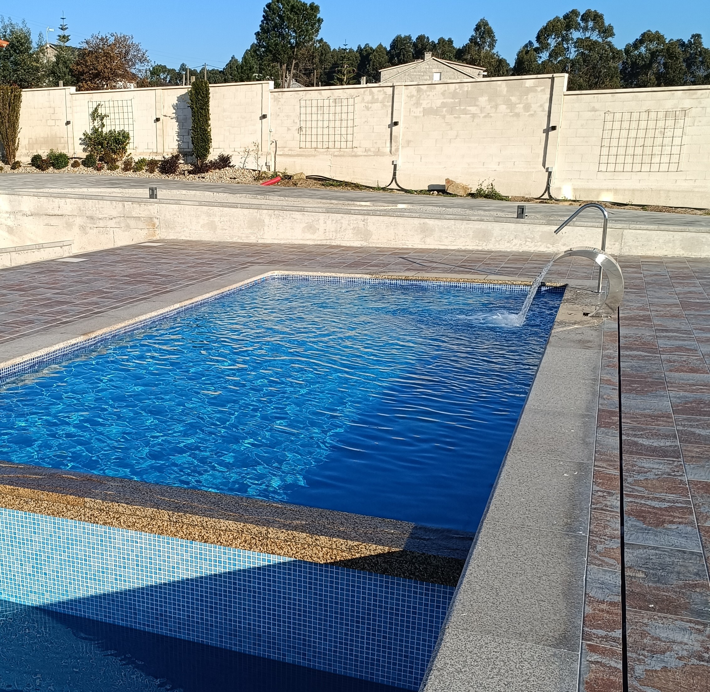 Piscina con rebosadero en Dena