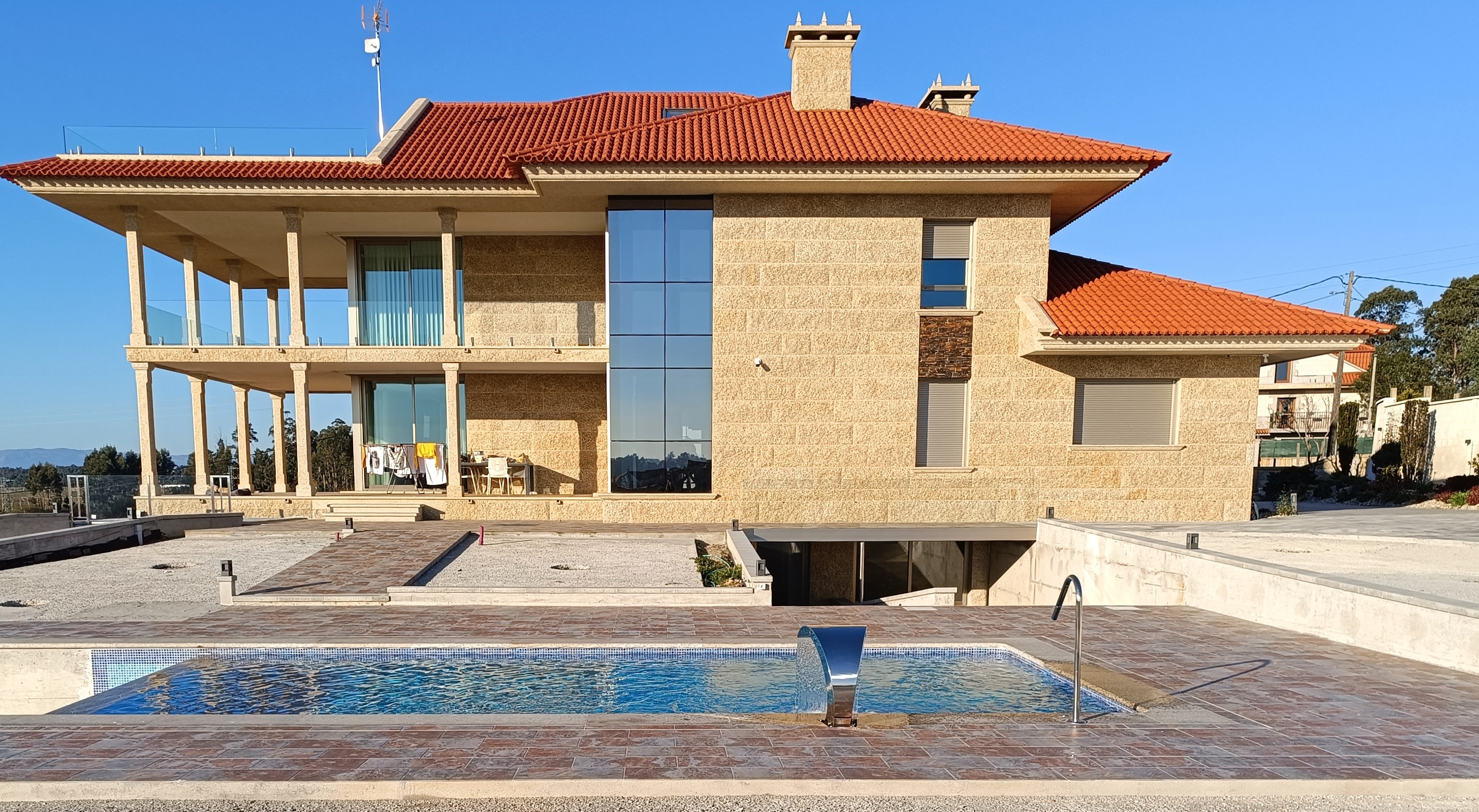 Piscina con rebosadero en Dena