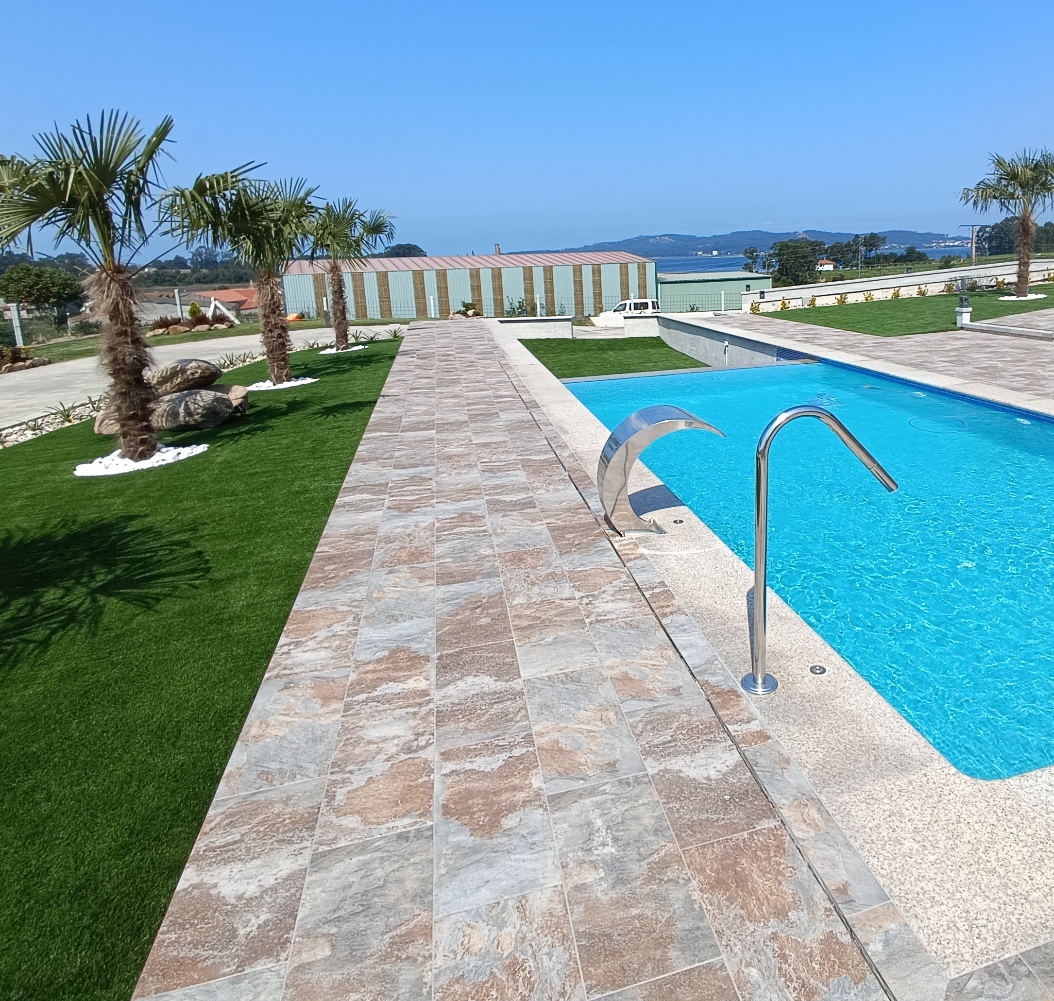 Piscina con rebosadero en Dena