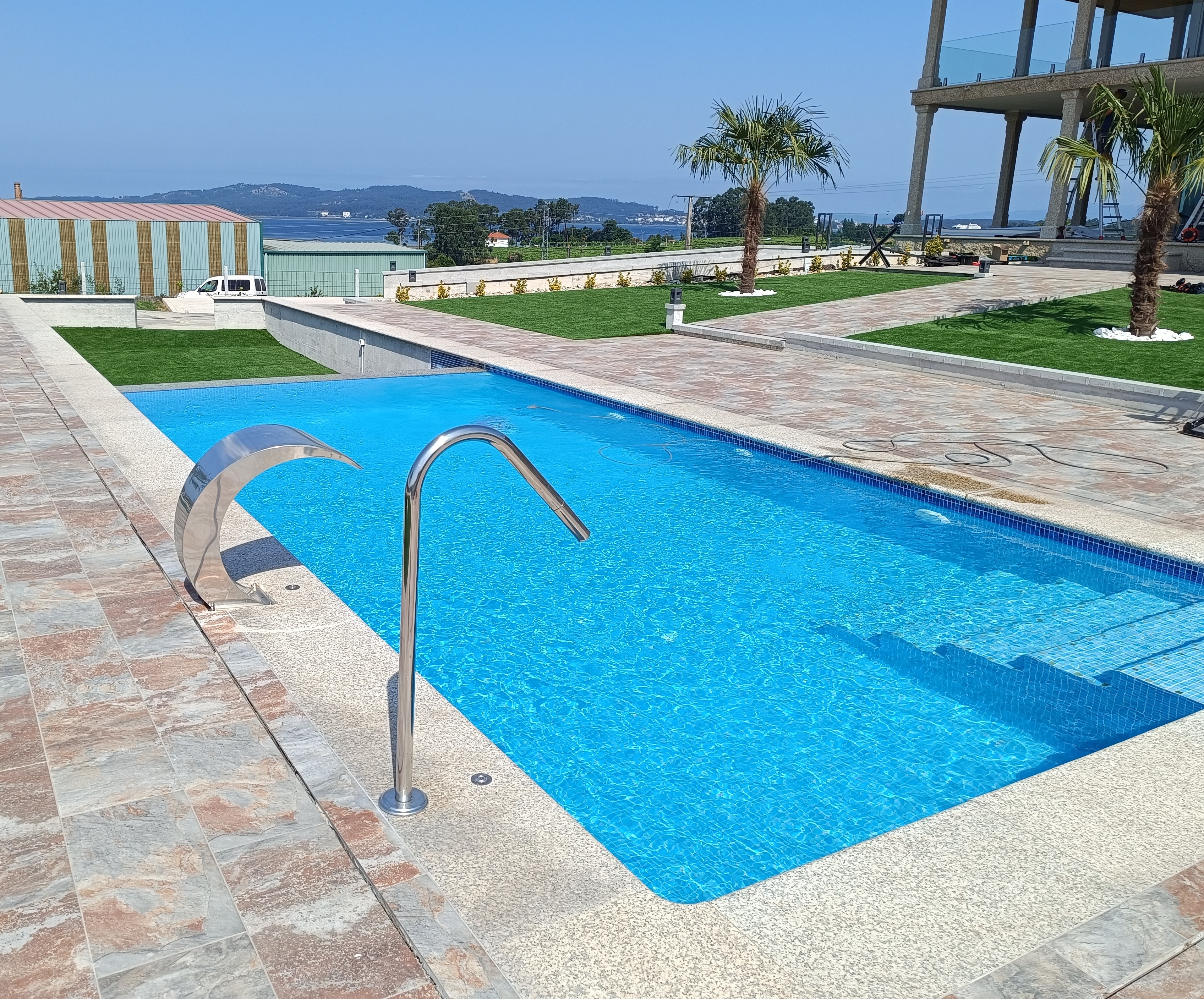 Piscina con rebosadero en Dena
