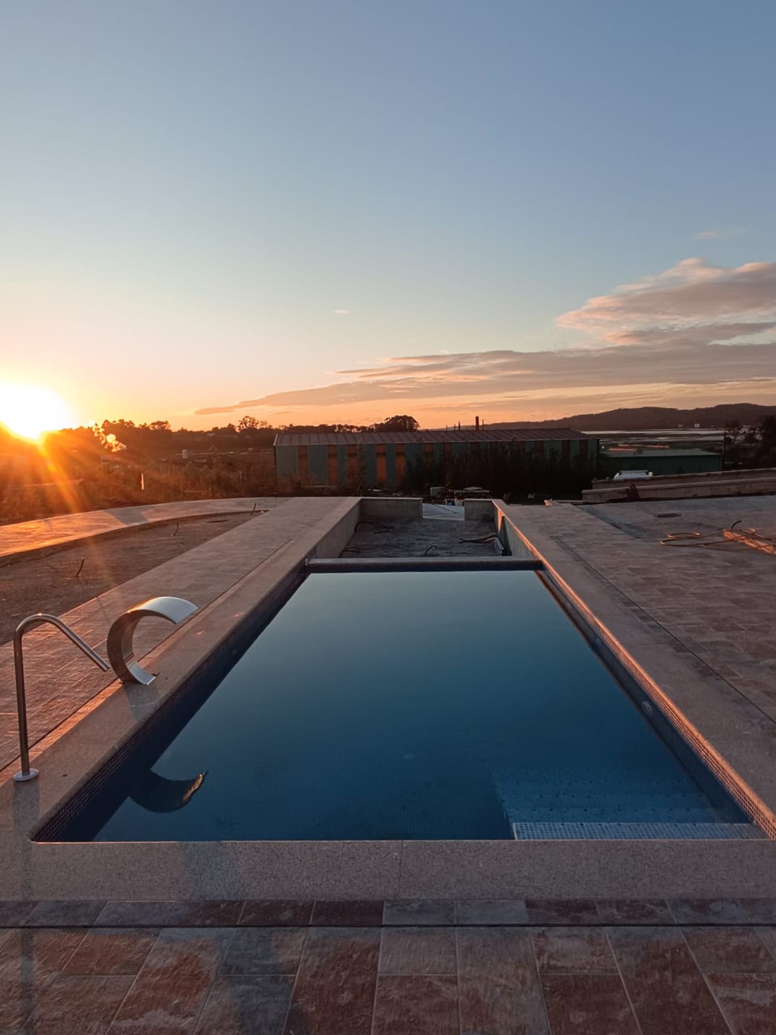 Piscina con rebosadero en Dena