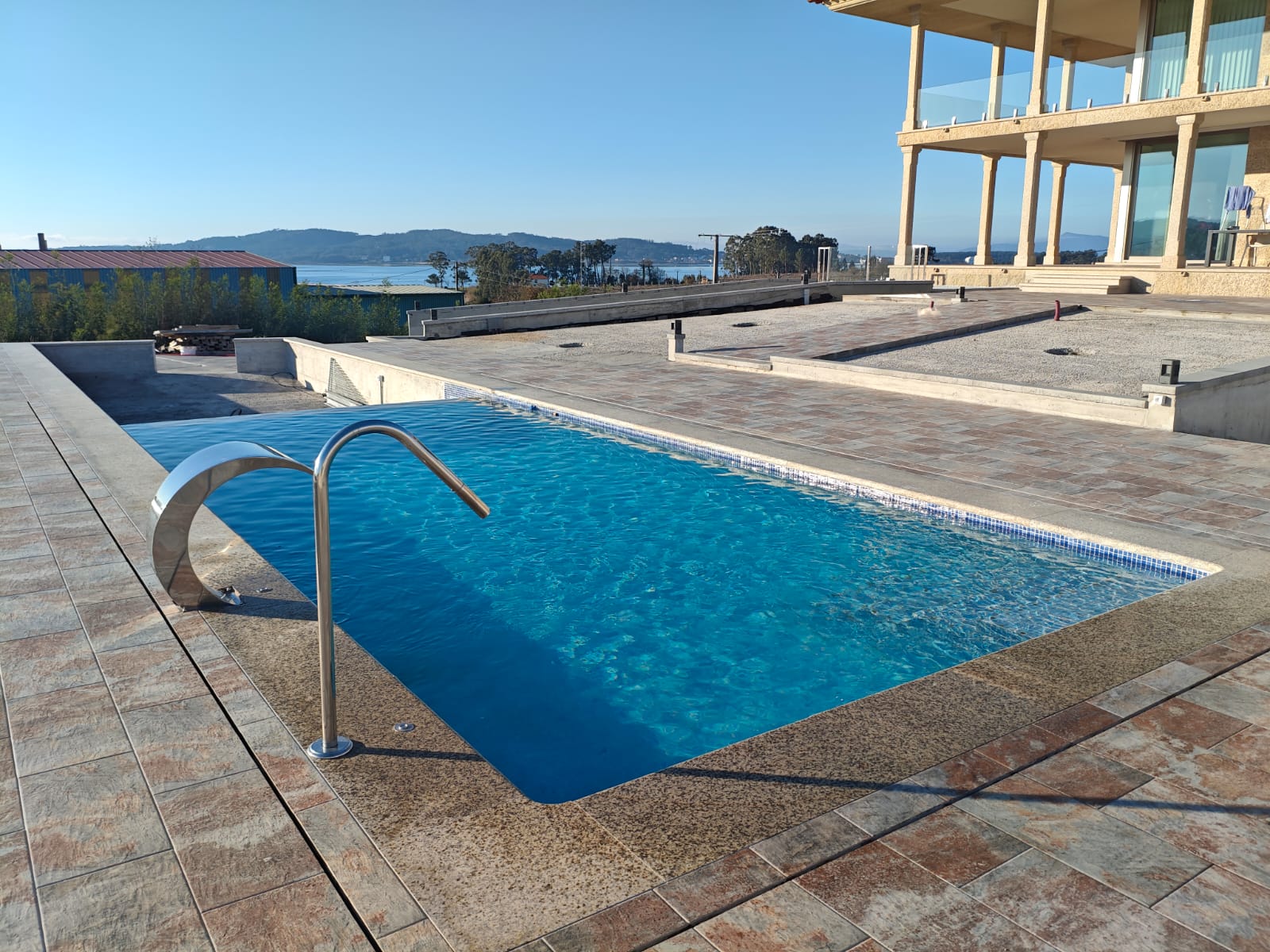 Piscina con rebosadero en Dena