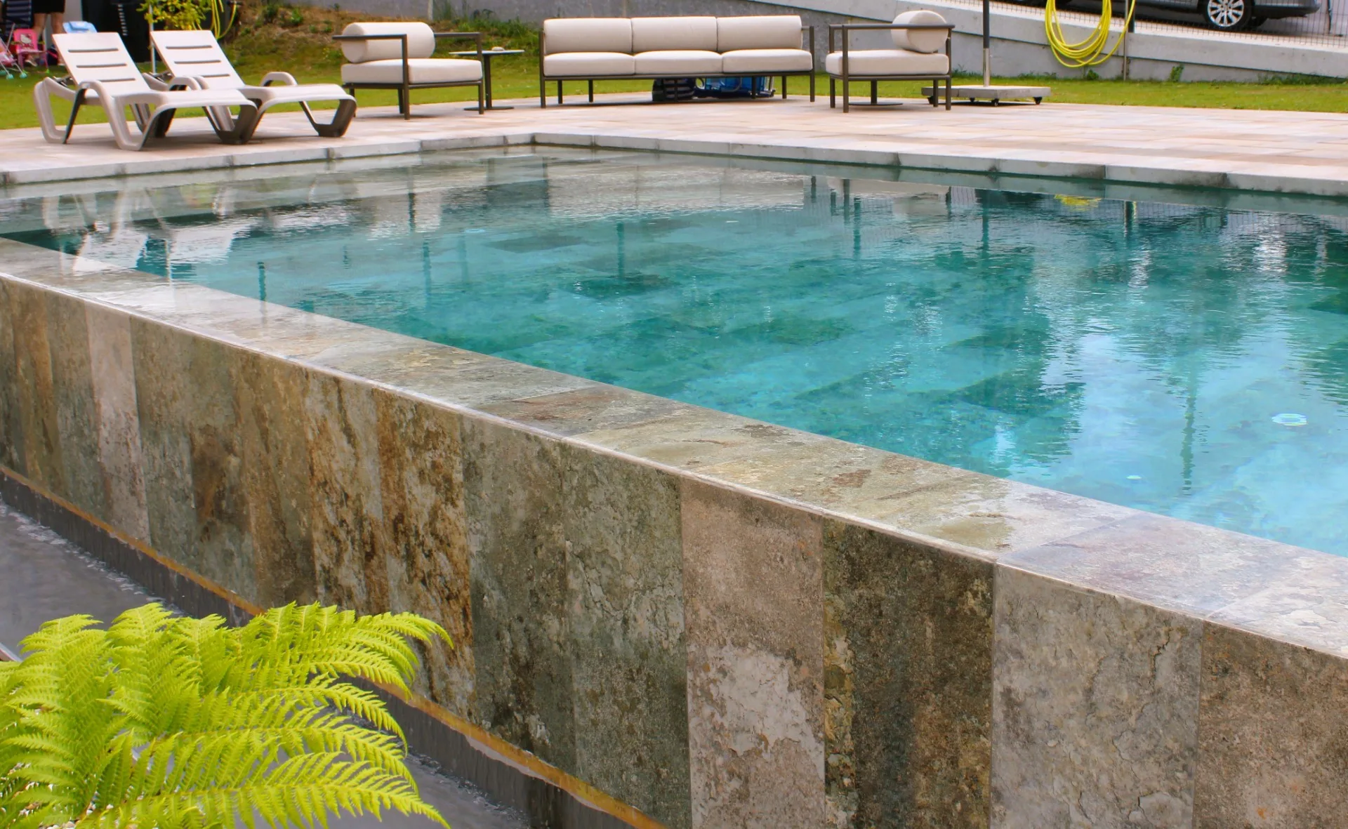 Piscina desbordante en Vilanoviña