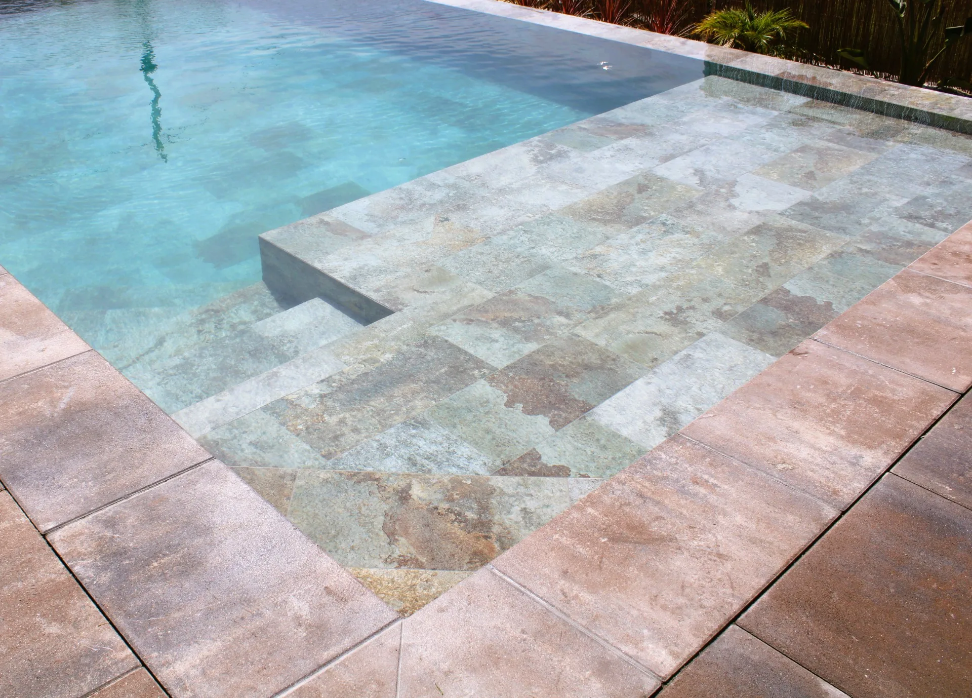 Piscina desbordante en Vilanoviña