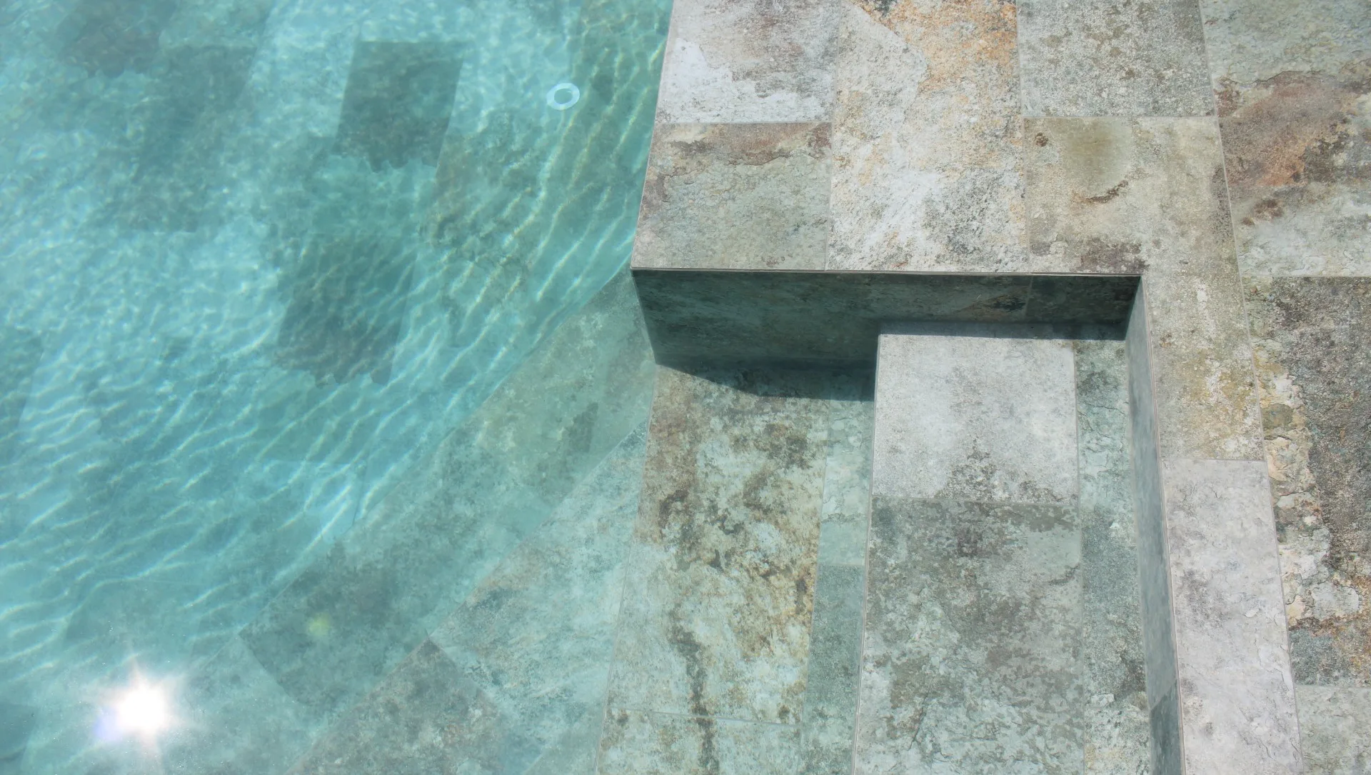 Piscina desbordante en Vilanoviña