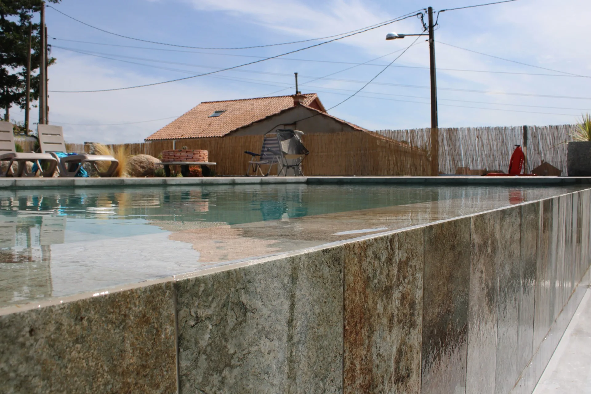 Piscina desbordante en Vilanoviña