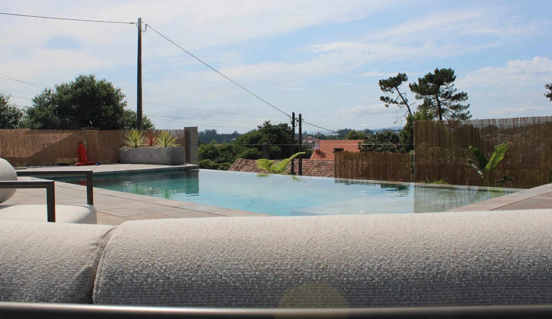 Piscina desbordante en Vilanoviña