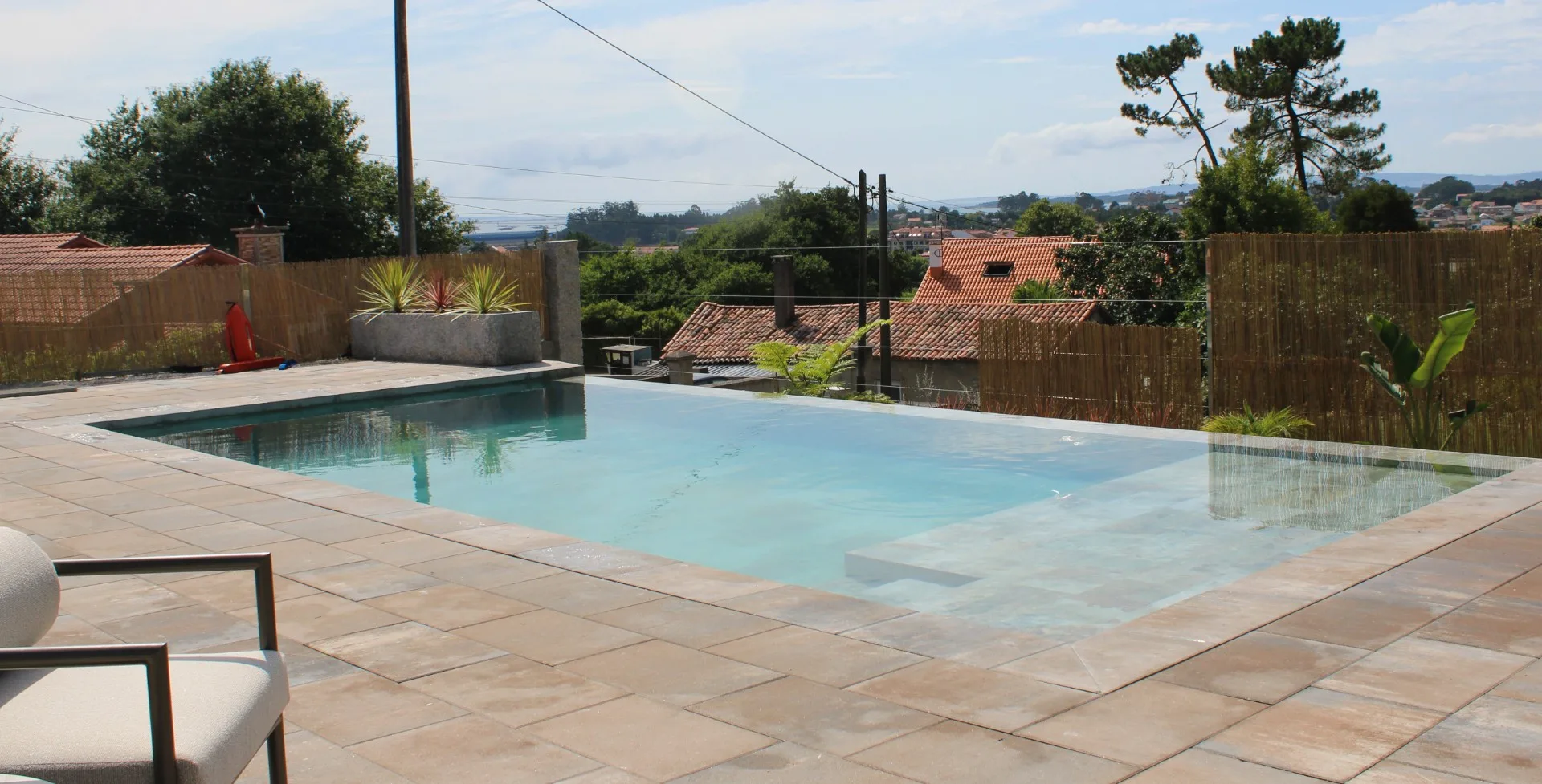 Piscina desbordante en Vilanoviña