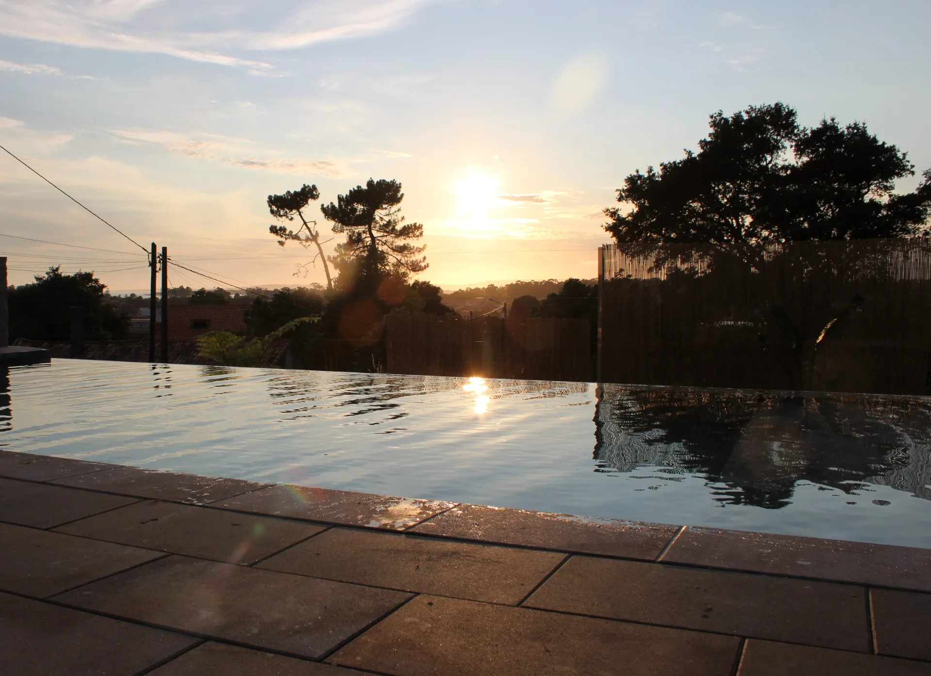 Piscina desbordante en Vilanoviña